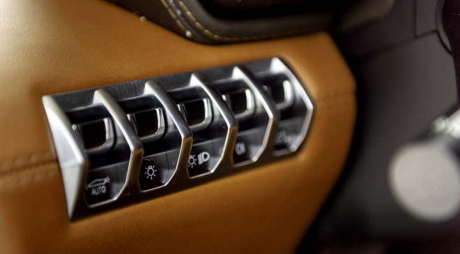 <img src="pubdb/bilder/object/1025/22/660Aventador-031.jpg"/>