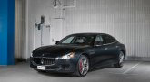 <img src="pubdb/bilder/object/411/1/6602016-12-15_Maserati_Quattroporte_Black_2500px-1.jpg"/>