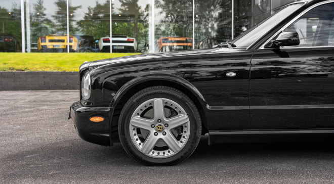 <img src="pubdb/bilder/object/1049/20/660VonBraun-bentley-arnage-5.jpg"/>