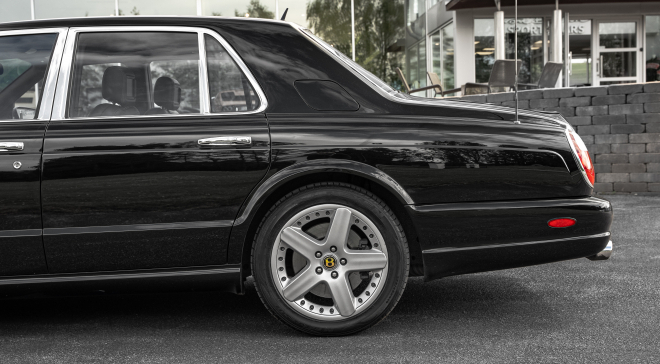 <img src="pubdb/bilder/object/1049/9/660VonBraun-bentley-arnage-4.jpg"/>