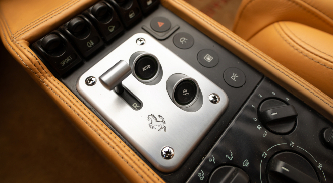 <img src="pubdb/bilder/object/754/35/660FERRARI_355-26_1.jpg"/>